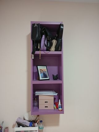 Estantería Morada y Escritorio beige de madera