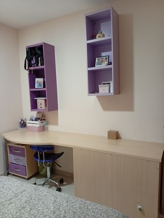 Estantería Morada y Escritorio beige de madera