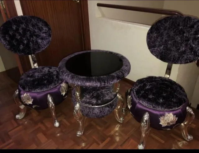 Juego de mesa y 2 sillas de terciopelo morado