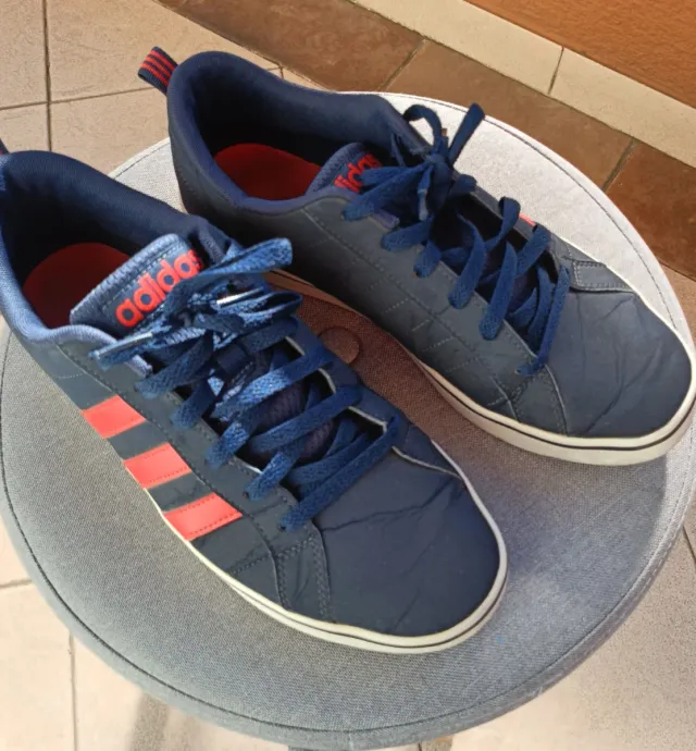 Zapatillas Adidas deportivas azul y rojo