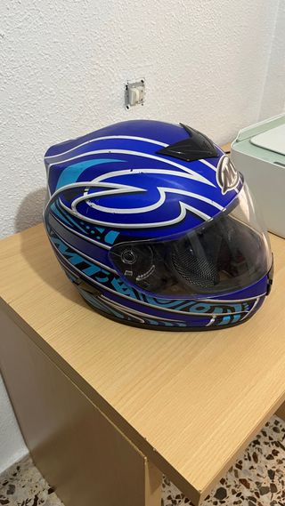 Casco de moto azul con diseño