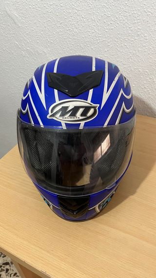 Casco de moto azul con diseño