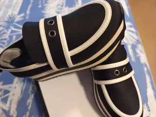 Zapatos negros y blancos con plataforma