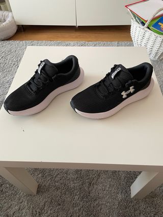 Zapatillas Under Armour Negras y Blancas De Correr