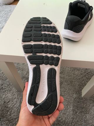 Zapatillas Under Armour Negras y Blancas De Correr