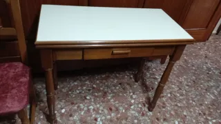 Mesa de madera con 2 sillas