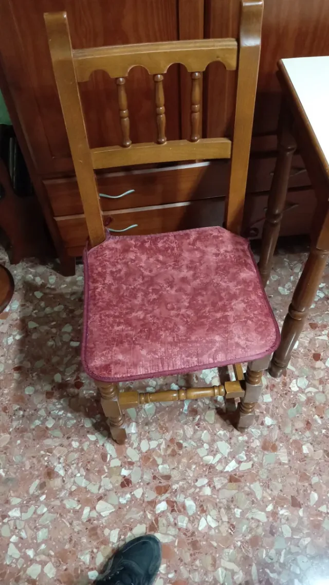 Mesa de madera con 2 sillas