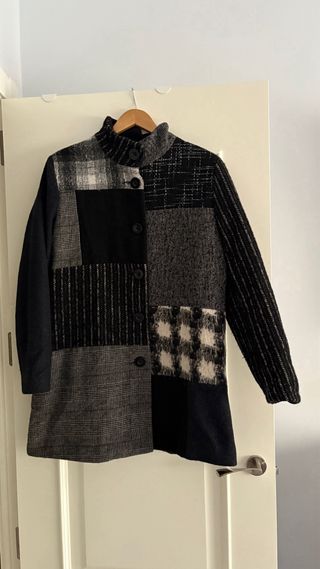 Abrigo Desigual patchwork gris y negro