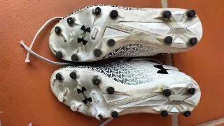 Zapatillas de fútbol blancas y negras