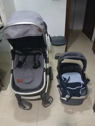 Carrito de bebé gris con capazo