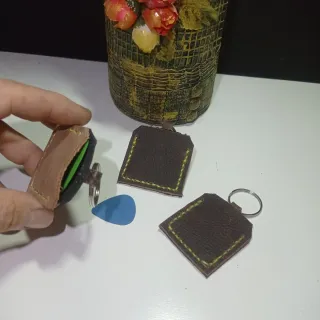 Llavero de piel para púa de guitarra