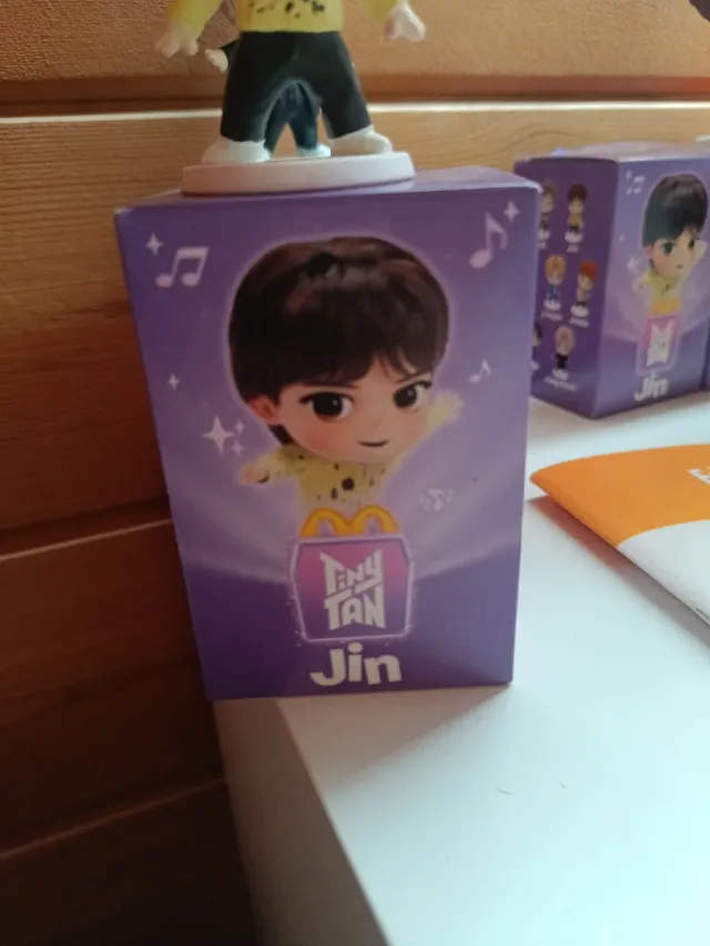 2 Figuras Jin Tiny Tan Caja Lila.