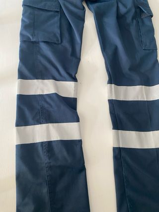 Dos pantalones de trabajo reflectantes talla 36