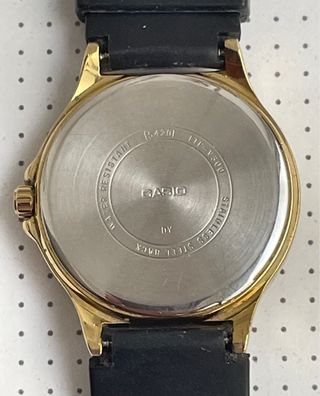 Reloj Casio Dorado y Negro Unisex