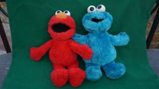 Peluches Elmo y Cookie Monster Barrio Sésamo 25 cm