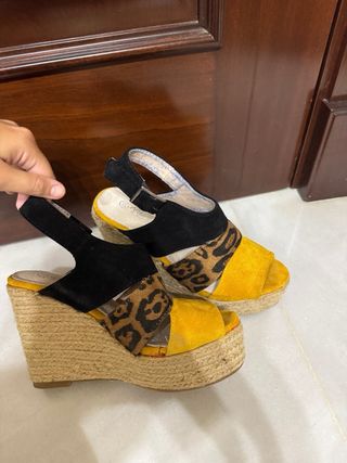 Cuñas negras y amarillas con estampado