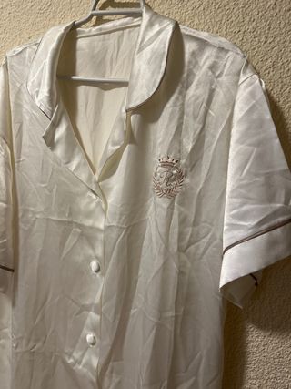 Bata corta satinada blanca