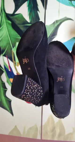Stivaletti neri con tacco decorato