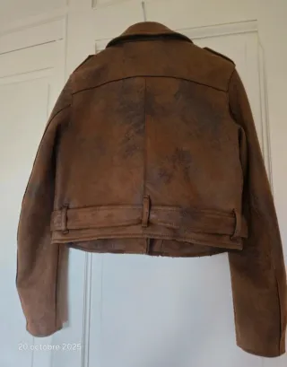 Chaqueta efecto piel marrón Bershka