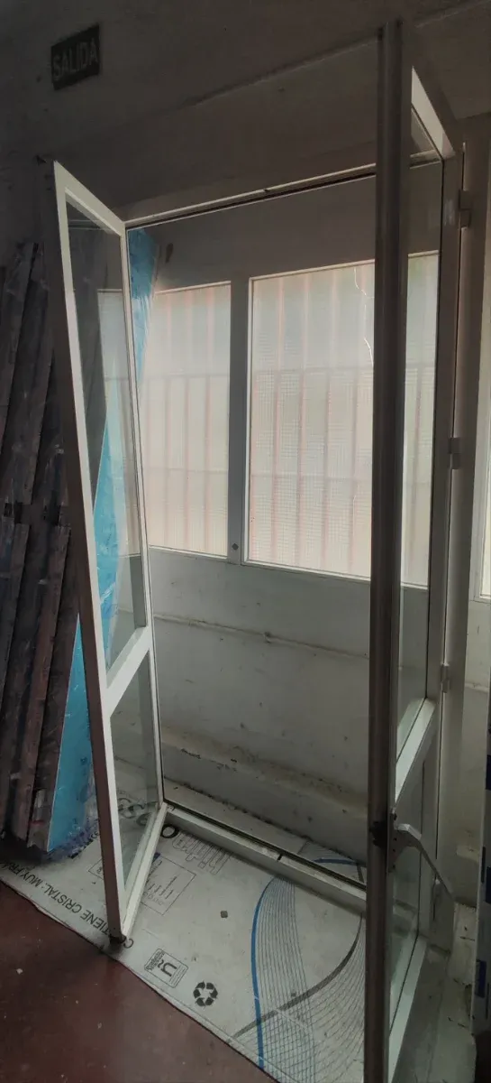 Ventana de aluminio
Ancho 101 cm
Alto 204 cm