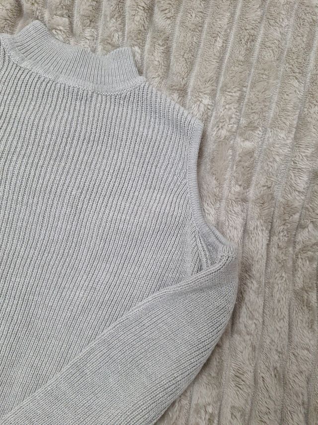 Jersey gris hombros descubiertos