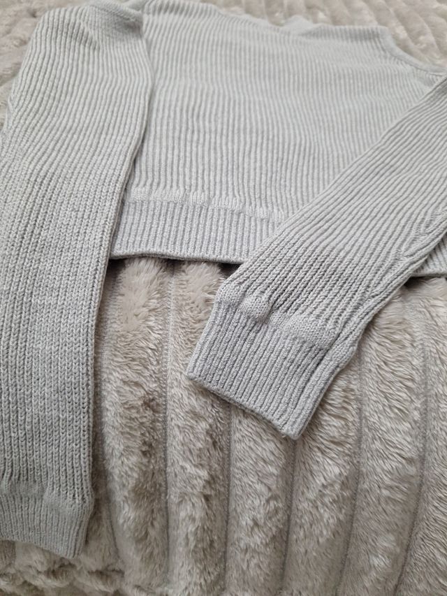 Jersey gris hombros descubiertos