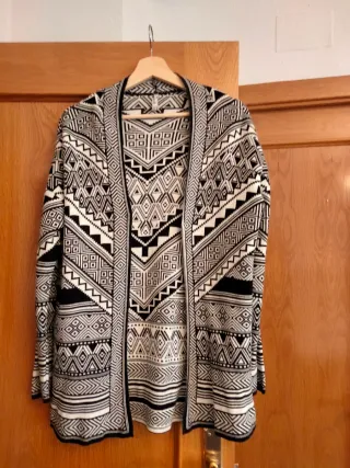 Chaqueta larga geométrica