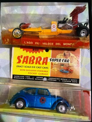 Modellino auto da corsa gialla e blu