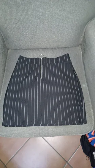 Falda mini de rayas blancas y negras