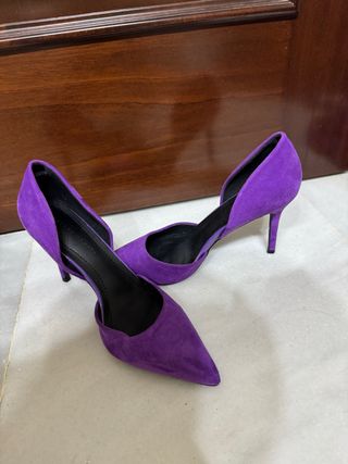 Zapatos de tacón morados de terciopelo