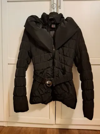 Piumino nero trapuntato con cintura