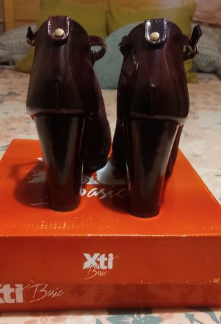 Zapatos de tacón Xti burdeos 