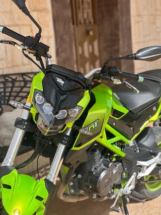 Moto Benelli TNT 125 Verde