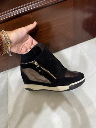 Botas deportivas con cuña y cremallera