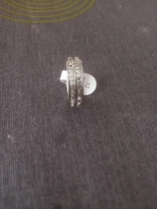 Anillo plateado con circonitas