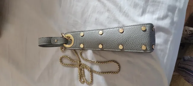 Bolso bandolera gris con cadena dorada