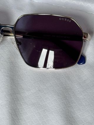Gafas de sol Guess plateadas y moradas