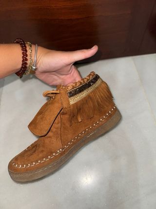 Botas marrones con flecos y abalorios