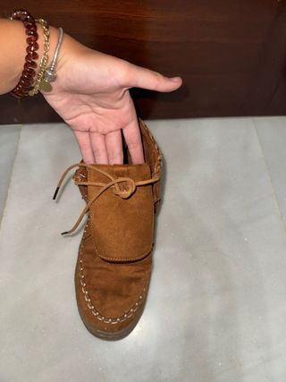 Botas marrones con flecos y abalorios
