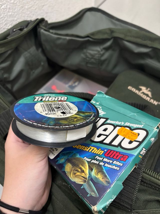 Bolsa de pesca verde con accesorios