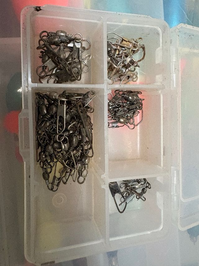 Bolsa de pesca verde con accesorios