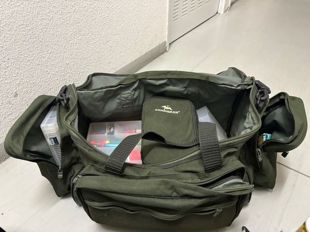 Bolsa de pesca verde con accesorios