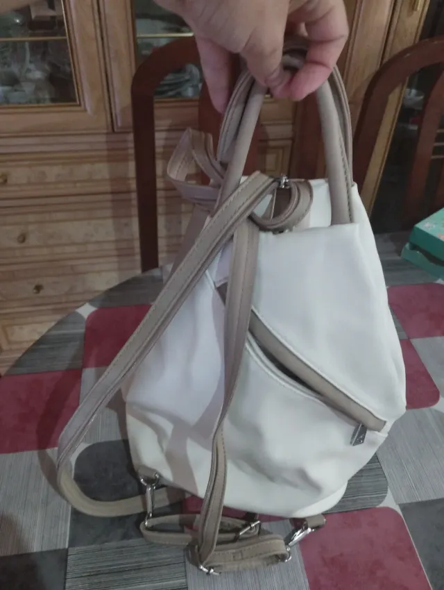 Mochila blanca y marrón