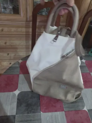 Mochila blanca y marrón