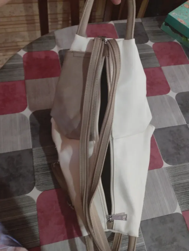 Mochila blanca y marrón