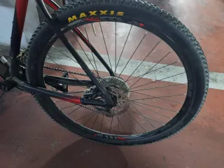 Bicicleta Orbea Alma 29 Talla L con zapatos