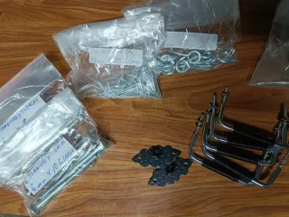 Lote variado ferretería: tornillos, cadena, etc.
