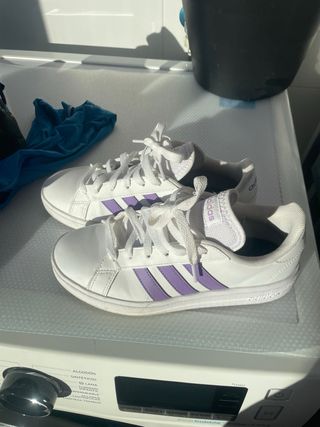 Adidas Blancas y Moradas Mujer