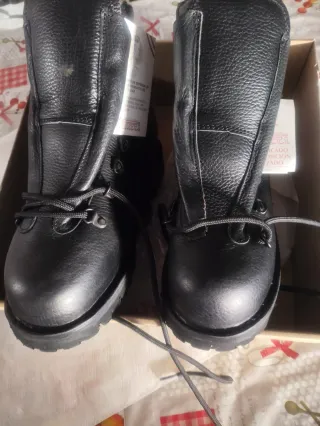 Botas montaña, talla 42, piel, suela Vibram.