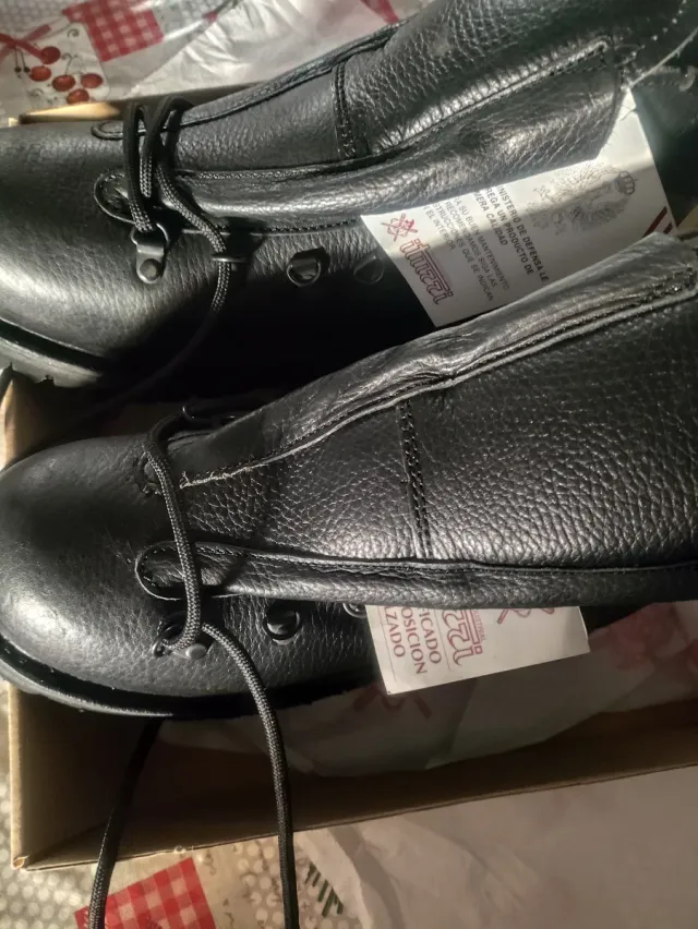 Botas montaña, talla 42, piel, suela Vibram.